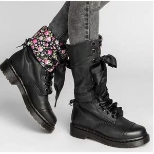Dr. Martens Triumph black leather lug sole ribbon lace up combat boots size 8